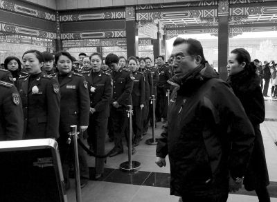 李双江和妻子参加追悼会