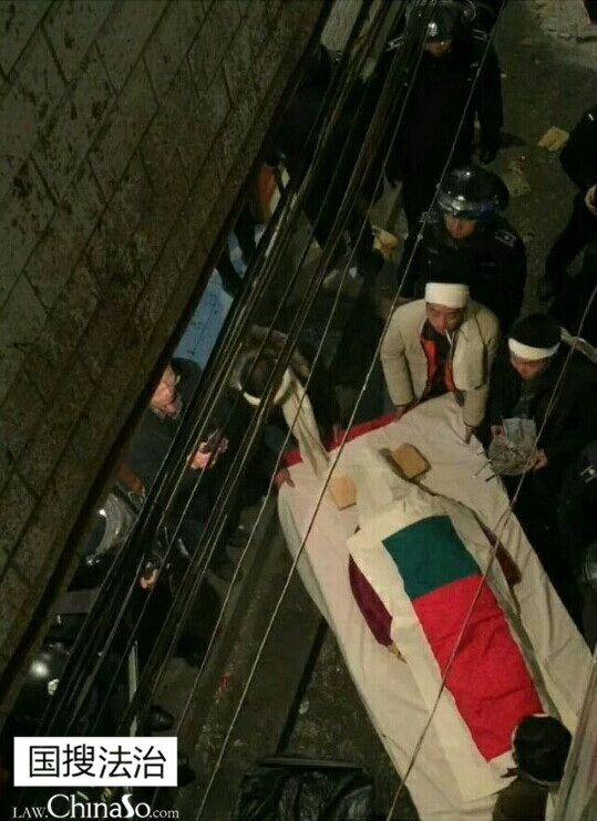 网友爆料“抢尸”现场