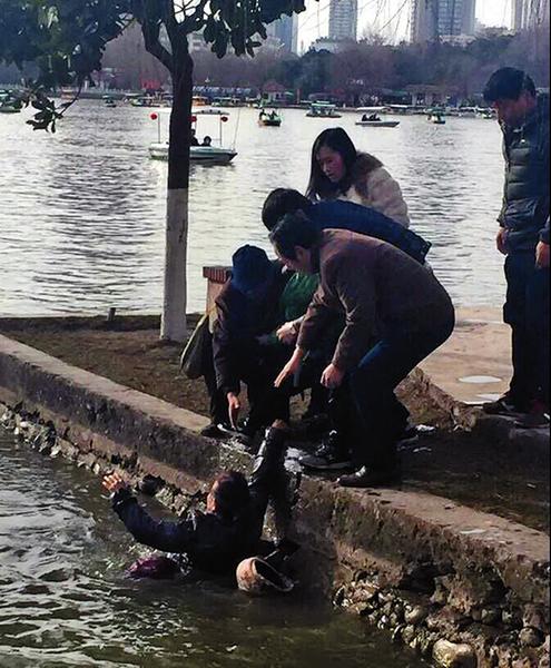 小伙勇救落水男孩企业欲出高薪聘用