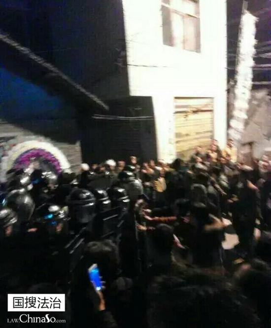 网友爆料“抢尸”现场