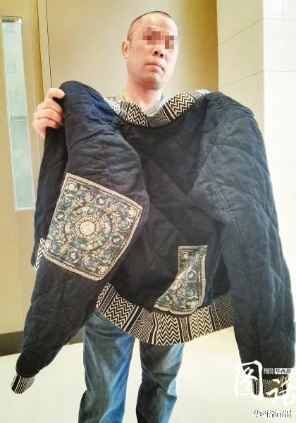 肖先生称外套洗一次就缩水