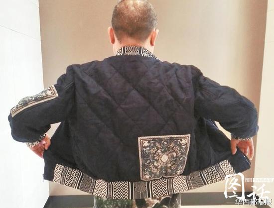 肖先生展示买到的范思哲外套