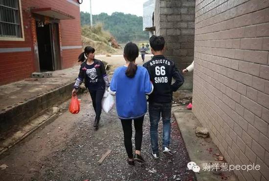 张家乐和吴明敏挽手走在村里。新京报记者薛珺 摄