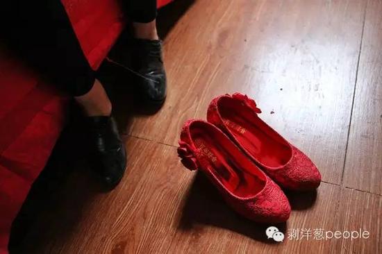 吴明敏的婚鞋，85元，这是她结婚那天行头里唯一买来的，婚纱和喜服都是租的。新京报记者薛珺 摄
