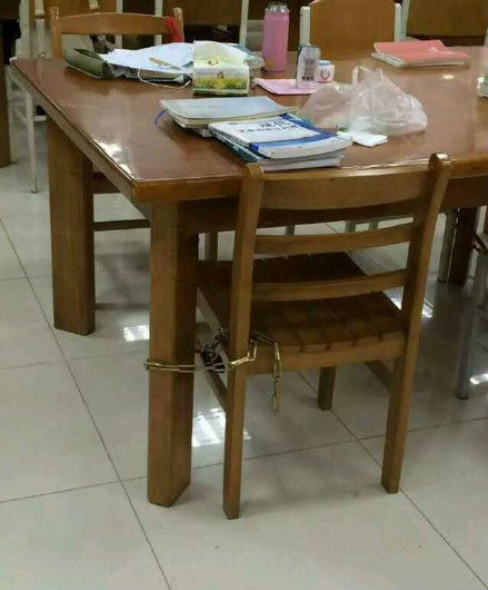 有同学自带折叠桌看书