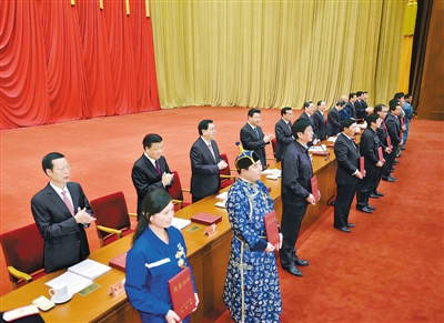 图为：2015年4月28日，习近平等党和国家领导人向全国劳动模范和先进工作者颁发荣誉证书。