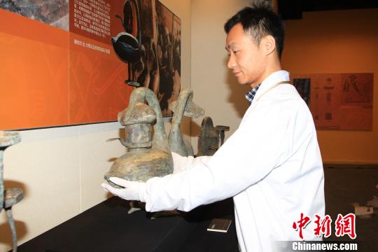 工作人员正在布展青铜雁鱼灯。图片由首都博物馆提供。 首都博物馆提供 摄
