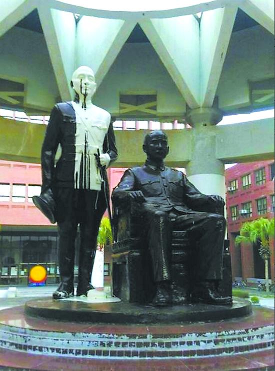 28日，二二八纪念仪式结束后部分民众上前献花。小图为台湾中山大学内蒋介石铜像被泼白漆。    