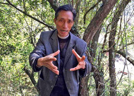 　　村民们向记者描述他们所看到的蟒蛇的大小