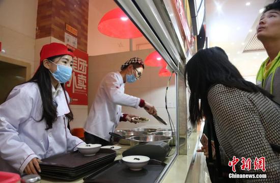 3月4日中午时分,在该校三楼食堂一打饭窗口,该晏姓同学从后厨一出来