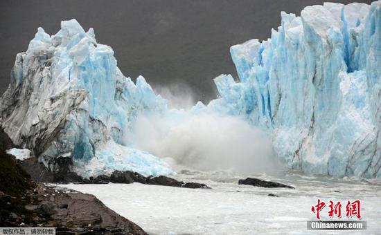 当地时间2016年3月10日，阿根廷圣克鲁斯省西南部冰川国家公园中的莫雷诺冰川拱门“冰桥”部分发生裂缝和垮塌。
