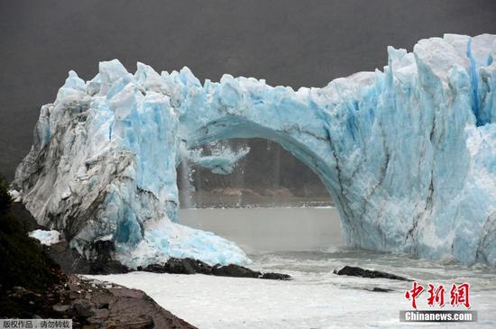 当地时间2016年3月10日，阿根廷圣克鲁斯省西南部冰川国家公园中的莫雷诺冰川拱门“冰桥”部分发生裂缝和垮塌。