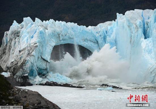 当地时间2016年3月10日，阿根廷圣克鲁斯省西南部冰川国家公园中的莫雷诺冰川拱门“冰桥”部分发生裂缝和垮塌。