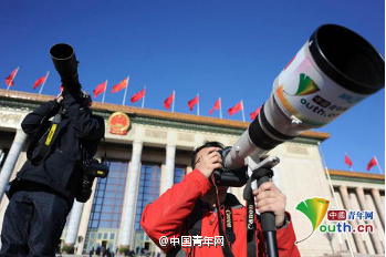 中国青年网记者张炎良（右）与法新社记者在人民大会堂门口拍摄。