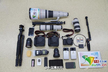 中国青年网记者张炎良参加2016两会报道使用器材。