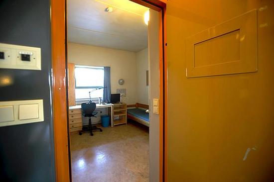 在斯基恩监狱里,布雷维克个人享有三居室的独享"牢房"套间,独立巍浴