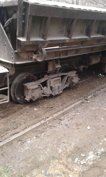 南京一辆货车撞上火车致两人受伤 火车出轨