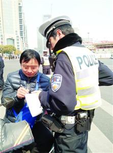 　昨天，一名快递员因不按规定车道行驶被处罚。　/通讯员　汤军维