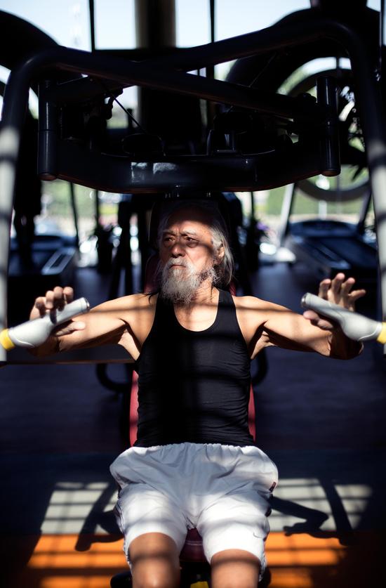 如今80岁的他每天坚持健身2小时