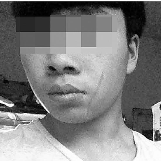 长达10厘米的伤口,直接穿透到了口腔.