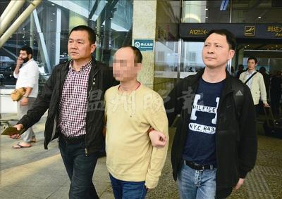 周云淼被押解回国。