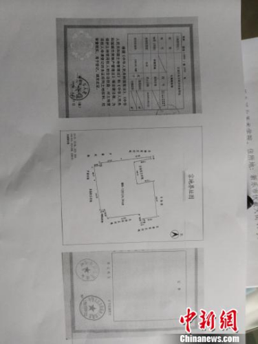 校方向记者展示的土地使用证书复印件。 王天译 摄