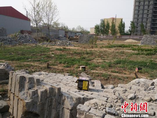 11日下午，冲突过后，空地上满是冲突中燃放的爆竹空壳。 王天译 摄