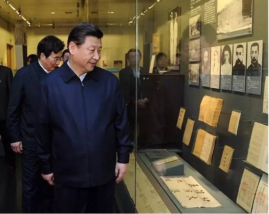 2014年2月26日，习近平在首都博物馆参观北京历史文化展览

　　新华社记者 张铎 摄