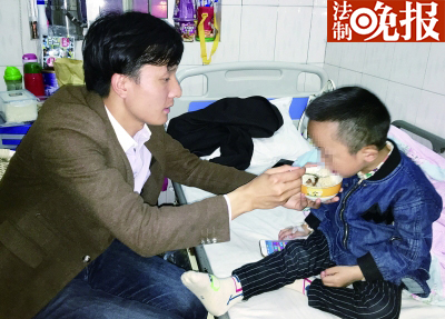 钟勇带着晚饭到病房给儿子康康喂饭，康康的精神状态比之前好转了