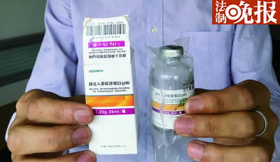 钟勇向记者展示了被灌了葡萄糖的丙球药瓶