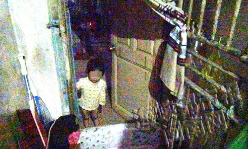 打开门，号哭的小女孩走出了黑漆漆的屋子