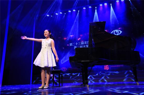 魔指精灵王可可向观众致意