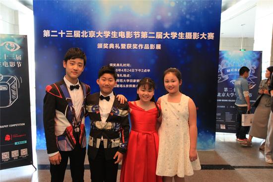 中国魔指精灵少年钢琴家团队合影