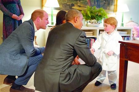 22日,乔治小王子见奥巴马时身披白色睡袍。