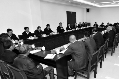 习近平在安徽凤阳县小岗村主持召开农村改革座谈会并发表重要讲话。新华社发