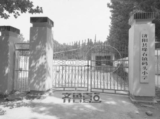 圆圈处为学校传达室，受害女孩就是在里面遭到老师性侵。