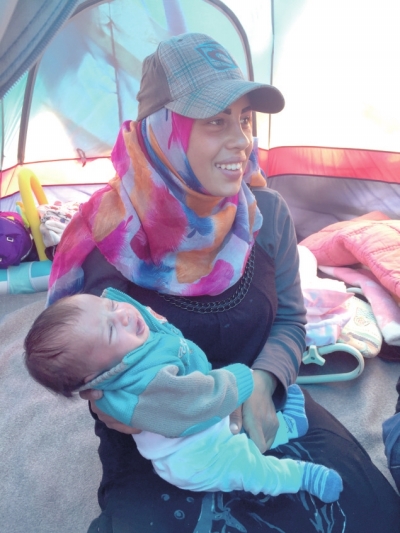 亚斯米和她的出生不久的孩子。