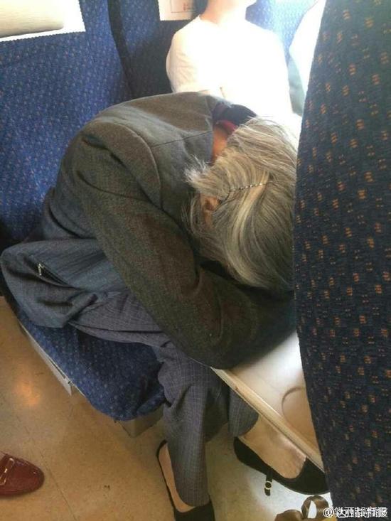 乘客动车上拒和老人挤着坐遭指责。