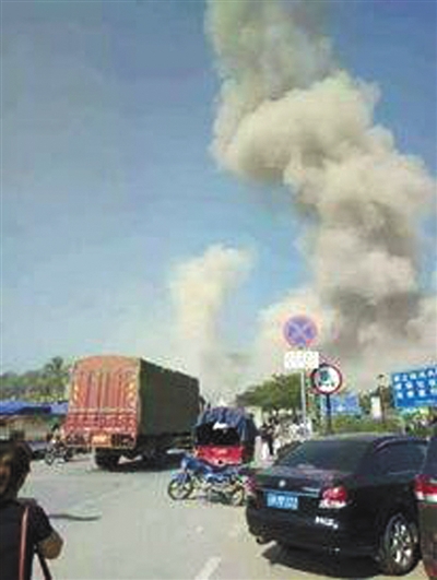 昨日，缅甸发生爆炸，浓烟从一处炸药仓库升起。新华社发