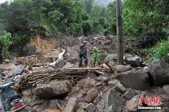 5月8日，救援人员正在抢修受损道路。8日凌晨，泰宁县开善乡发生泥石流，造成中国华电集团所属池潭水电厂扩建工程项目部办公楼和工地宿舍被埋。中新社记者 吕明 摄