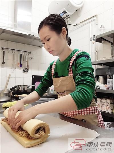 杨旎琨在做甜点。