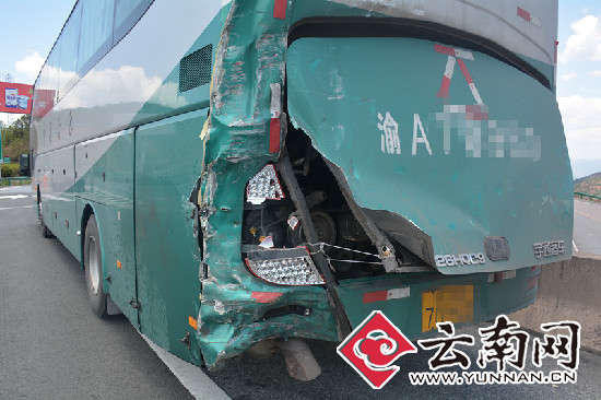 张鹏翔 苏毅平 )  日前,一辆重庆籍的大客车在云南省曲靖市会泽县境内