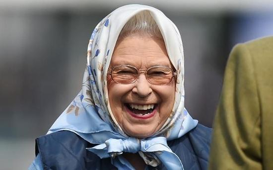 爱马争气赢得礼品券 英国女王笑得合不拢嘴