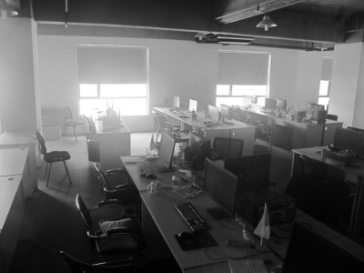 ①惠卡世纪有限公司内的工作平台。