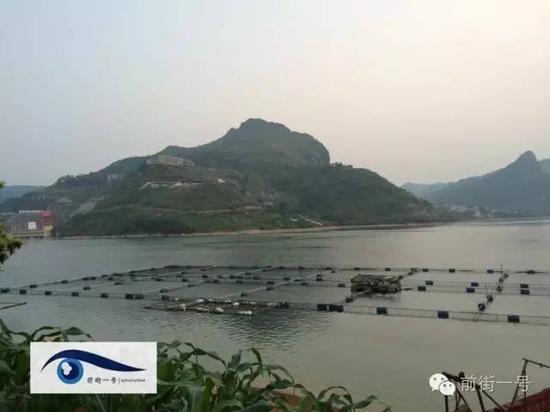 岩滩水电站上游，很多村庄已淹没在库区水下。