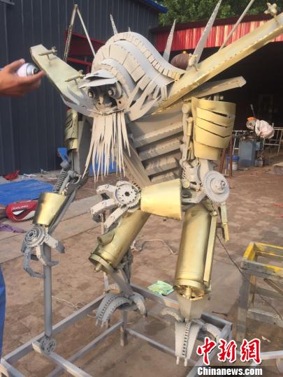 图为村民制作的“汽车人”天火。 曹明明 摄