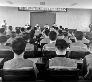 社区矫正人员接受交通安全教育 新文化记者苏杭摄