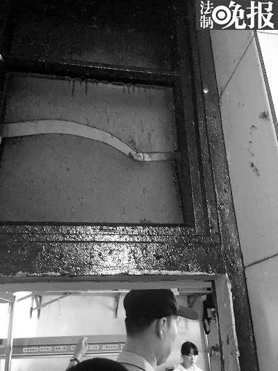  “优粮生活（西单店）”的橱窗上也附着层层油渍。