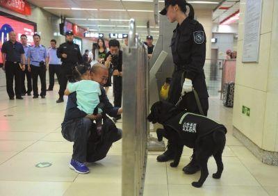 警犬与市民面对面