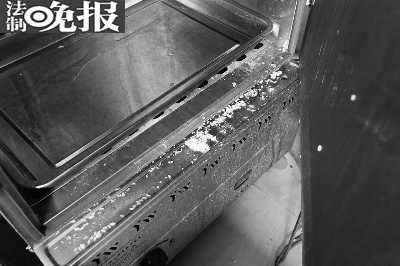 入驻百度外卖的“优粮生活（西单店）”，厨具上脏迹斑斑。